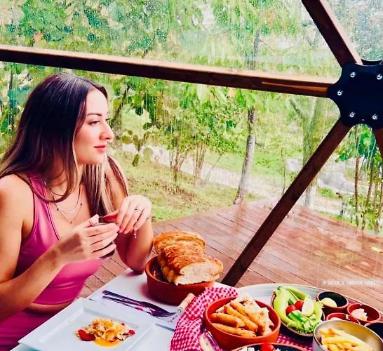 מלון Phalesia Glamping ספנג'ה