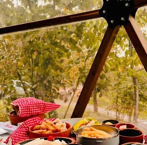 Phalesia Glamping ספנג'ה