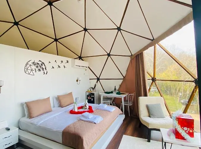 Phalesia Glamping *