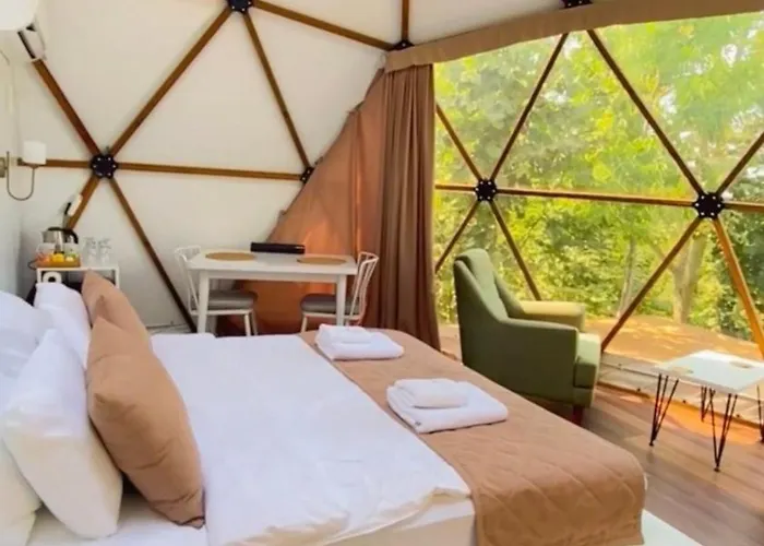 מלון Phalesia Glamping ספנג'ה